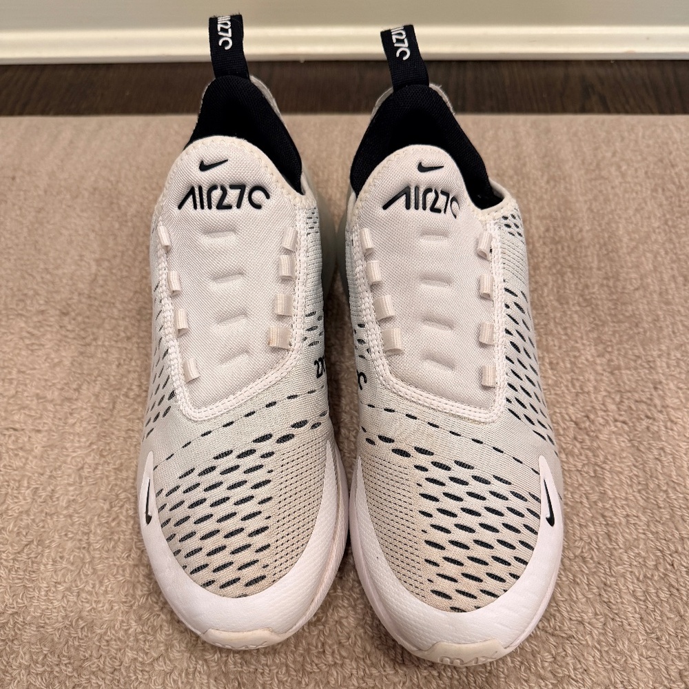 Women's Nike Air Max 270 low top sneakers  sz 7 1/2